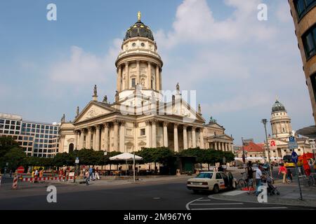 Vue sur le Gendarmenmarkt de Berlin, avec la cathédrale allemande au centre, et la cathédrale française au loin sur la droite. Banque D'Images