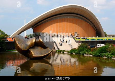 La salle des congrès (Haus der Kulturen der Welt), le centre national allemand de l'art contemporain non européen, dans le parc Tiergarten, à Berlin. Les habitants de Berlin l'ont surnommé l'Auster de Schwangere (huître enceinte). La sculpture en bronze sur l'eau au premier plan, intitulée Big Butterfly, est de Henry Moore. Banque D'Images