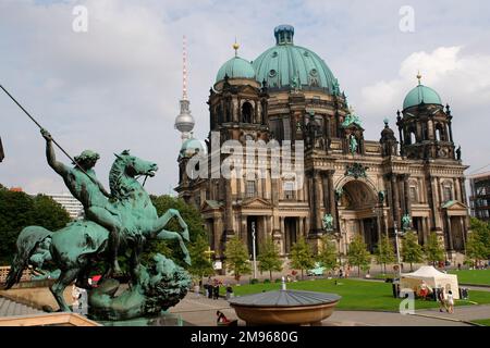 Une statue équestre, le cavalier combattant un lion, près de la cathédrale de Berlin, en Allemagne. Banque D'Images