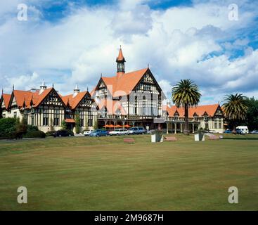 Vue sur le musée d'art et d'histoire de Rotorua, Rotorua, Île du Nord, Nouvelle-Zélande. Le musée se trouve dans le bâtiment historique de Bath House, situé dans les jardins du gouvernement. Le Bath House était autrefois un spa géothermique offrant des soins thérapeutiques aux visiteurs du monde entier. Le musée Rotorua a ouvert ses portes dans l'aile sud du bâtiment en 1969 et la galerie d'art Rotorua a ouvert ses portes dans l'aile nord en 1977. En 1988, les deux opérations se sont combinées pour devenir le Musée d'Art et d'Histoire de Rotorua. Le Musée abrite des collections axées sur la culture maorie locale, ainsi que sur les beaux-arts, la photographie et ainsi de suite Banque D'Images