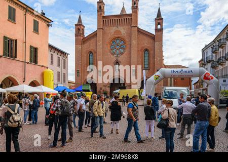 Les suites d'un festival de rue à Alba, la capitale italienne de la truffe. Banque D'Images