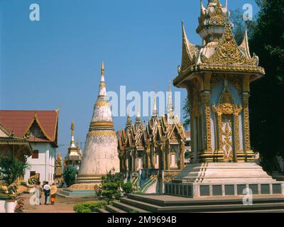 Vue sur le temple bouddhiste de Wat Luang à Pakse (ou Pakxe), province de Champasak, sud du Laos. Banque D'Images