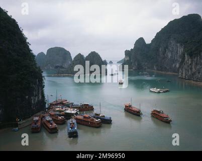 Vue sur la baie de Halong (ou Ha long), près de la ville de Ha long (également connue sous le nom de Hong Gai), capitale de la province de Quang Nin, Vietnam. Ha long Bay (qui signifie Descending Dragon Bay) est un site classé au patrimoine mondial de l'UNESCO et une destination de voyage populaire. Il est connu pour ses roches distinctives, comme on peut le voir ici. Banque D'Images