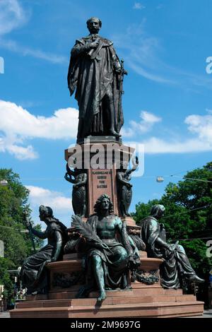 Vue sur la statue du roi Maximilian II de Bavière sur Maximilianstrasse à Munich, Allemagne. Banque D'Images