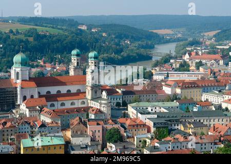 Vue générale de Passau, Basse-Bavière, Allemagne, avec la cathédrale St Stephan du 17th siècle sur la gauche, et le River Inn en arrière-plan. Banque D'Images