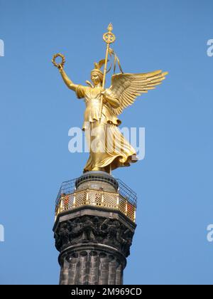 La figure Victoria en bronze ailé sur le sommet du Siegesseule (pilier de la victoire). La colonne de la victoire (Siegessaule) à Berlin, en Allemagne, conçue en 1860s pour commémorer la victoire prussienne dans la guerre entre le Danemark et la Prusse. Au moment de son inauguration en 1873, la Prusse avait également vaincu l'Autriche dans la guerre austro-prussienne (1866) et la France dans la guerre franco-prussienne (1870–71). Banque D'Images