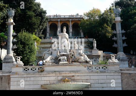 Vue sur la fontaine Romulus et Remus (Fontana della Dea Roma) sur la Piazza del Popolo à Rome, en Italie. La fontaine représente la déesse Dea Roma armée de lance et de casque. Devant elle se trouve une petite sculpture du loup-she qui nourrit Romulus et Remus. Banque D'Images