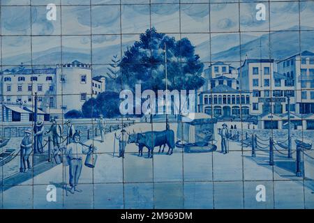 Une photo sur carreaux bleus à l'extérieur de l'ancien Ritz Cafe, dans l'Avenida Arriaga à Funchal, Madère, Portugal. Ce type de design traditionnel, sur carreaux de céramique émaillée bleu et blanc, est connu en Espagne et au Portugal comme azulejo ou azulejos. Banque D'Images
