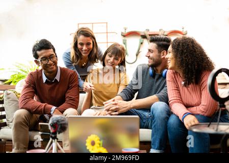 groupe de jeunes partageant du contenu et entretien avec webcam et ordinateur portable, influenceurs et enregistreurs de vue s'amusant sur la diffusion en direct, heureux collègues de Banque D'Images