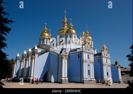 Cathédrale Saint-Michel (Mykhailovsky) avec ses nombreux dômes dorés, sur la place Mykhailivska, Kiev, Ukraine. Nommé d'après le saint patron de Kiev, l'Archange Michael, il date du début du 12th siècle, avec des ajouts ultérieurs. Kiev est connue comme la ville de 200 églises, la ville des dômes d'or, et la Jérusalem des terres de Rus. Banque D'Images