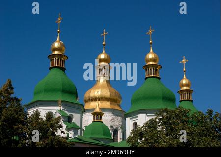 Vue sur la cathédrale Sainte-Sophie de Kiev, Ukraine. Le premier bâtiment a commencé au 11th siècle, mais l'extérieur actuel date du 17th siècle. Banque D'Images