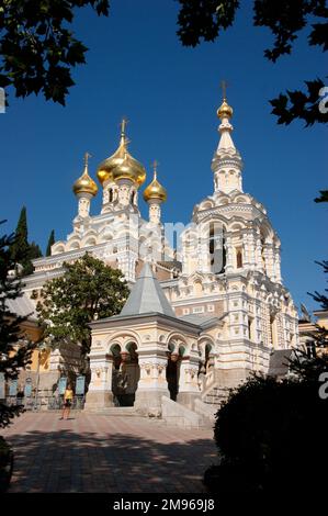 Vue sur la cathédrale Alexandre Nevsky à Yalta, Ukraine. Il a été construit en 1902. Banque D'Images