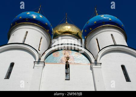 Vue de dessous de trois des dômes de la cathédrale de l'Assomption, dans la ville de Sergiyev Posad, Russie. La cathédrale a été construite au 16th siècle, et fait partie du complexe de la Trinité Lavra (monastère) de Saint-Sergius, le centre spirituel de l'Église orthodoxe russe, qui a été fondée en 1345 par Saint-Sergius de Radonezh. Banque D'Images
