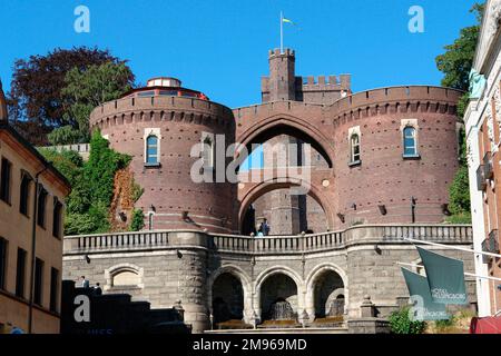 Vue sur une forteresse médiévale (Karnan) avec tour dans le centre-ville de Helsingborg, Skane (Scania), Suède. Le bâtiment date du début du 13th siècle. Banque D'Images