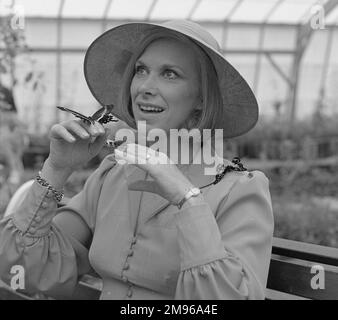 Wendy Craig (1934), actrice anglaise primée BAFTA, vue ici posant avec des papillons, une référence à la sitcom populaire 'Butterflies' dans laquelle elle a joué entre 1978 et 1983 comme la femme au foyer frustrée Ria Parkinson. Banque D'Images