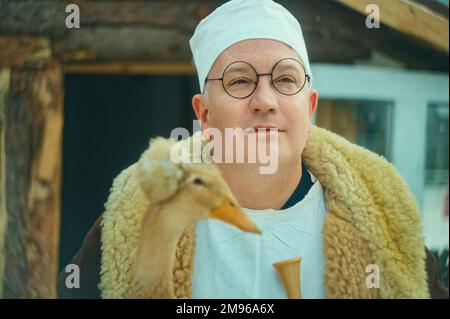 Portrait d'un vétérinaire masculin tenant un beau canard dans ses mains. au ranch Banque D'Images