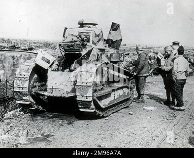 Un petit réservoir sur une route de campagne, en cours d'entretien pendant la première Guerre mondiale. Banque D'Images