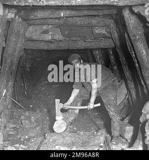 Un mineur répare des puits de mine au niveau de Plas y Coed, au sud du pays de Galles. Banque D'Images