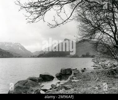 Vue sur Llyn Padarn, Llanberis et le château de Dolbadeln, avec Snowdon et Elidir Fach, dans le parc national de Snowdonia, au nord du pays de Galles. Non loin de là se trouve le Musée national de la Slate, sur le site de la carrière de Dinorwig (ou Dinorwic) Slate, qui a fermé en 1969. Banque D'Images