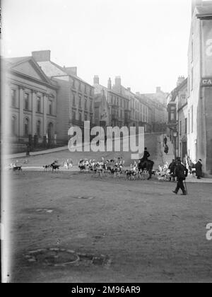 La chasse au lendemain de Noël, avec des cavaliers, des chevaux et des chiens, se rencontrant à l'extérieur de l'hôtel Castle Square, Haverfordwest, Pembrokeshire, Dyfed, South Wales. Banque D'Images