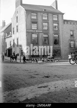 La chasse au lendemain de Noël, avec des cavaliers, des chevaux et des chiens, se rencontrant à l'extérieur de l'hôtel Castle Square, Haverfordwest, Pembrokeshire, Dyfed, South Wales. Banque D'Images