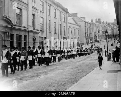 Les membres de l'ordre indépendant des Fellows Odd, une société de style masonique, se rendent en costume le long de Victoria place à Haverfordwest, Pembrokeshire, Dyfed, au sud du pays de Galles. Banque D'Images