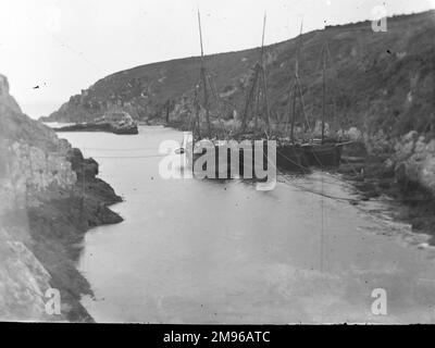 Vue sur le port de Porthclais (ou Porth Clais), un petit port d'entrée abrité près de St David, Pembrokeshire, au sud du pays de Galles. Il y a quelques navires de commerce amarrés ici, y compris la 'Elizabeth'. Banque D'Images