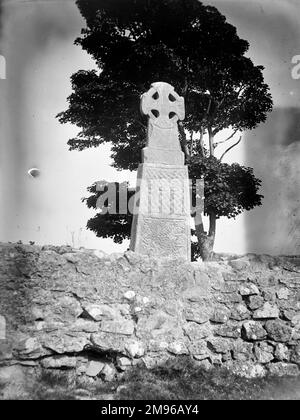 Une croix celtique dans le domaine de Carew Castle, Pembrokeshire, Dyfed, au sud du pays de Galles. Le château date du 13th siècle. La croix est un mémorial à Mareddud ap Edwin, chef conjoint du royaume de Deheubarth (pays de Galles du Sud-Ouest) qui a été tué au combat en 1035. Banque D'Images