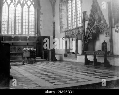 Un cercueil se trouve devant l'autel dans la Chapelle des dames, la cathédrale Saint-David, Saint-David, Pembrokeshire, au sud du pays de Galles. La Chapelle de la Dame date de la fin du 13th siècle. Banque D'Images