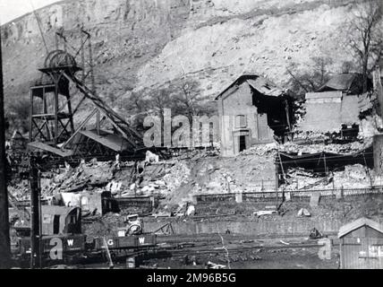 Un carter de moteur endommagé par une affaissement à la mine de charbon New Tredegar, dans la vallée de Rhymney, au sud du pays de Galles. Cette collierie a souffert de nombreux glissements de terrain et d'autres problèmes géologiques et a finalement fermé ses portes en 1930. Banque D'Images