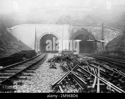 Achèvement du nouveau tunnel (à gauche) du tunnel de Newport, sur le chemin de fer Great Western près de la ville de Newport, Monbucshire, Ggent, pays de Galles du Sud. Le tunnel de droite a été conçu par Brunel, achevé en 1852. Le grand espace entre les chenilles est plein de rails de rechange. Banque D'Images