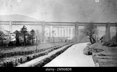 Vue sur le viaduc du puits de Taff, également connu sous le nom de viaduc de noyer, près de Cardiff, Glamourgan, pays de Galles du Sud. Il s'agissait d'un viaduc ferroviaire traversant le canal, construit en 1901 et démoli en 1969 pour faire place à une route principale. Banque D'Images