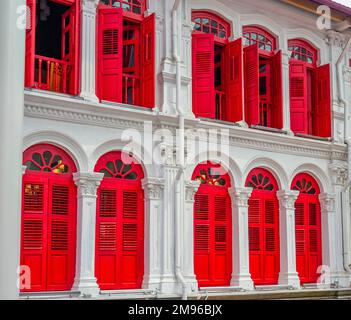 Magasins rouges et blancs sur New Bridge Road Chinatown de Singapour Banque D'Images