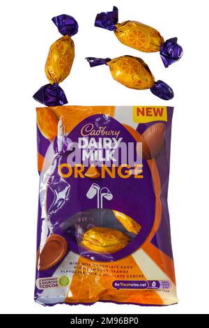 Paquet de lait Cadbury lait Orange isolé sur fond blanc - Mini-œufs de chocolat au lait avec un centre de chocolat au lait à saveur orange lisse Banque D'Images