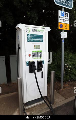 Gridserve Electric Highway; compartiment de chargement de véhicule électrique public à Donington Park Services avec deux connecteurs CCS 120kW Banque D'Images