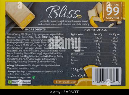 Liste des ingrédients alimentaires au dos du paquet de barres fouettées au chocolat blanc Bliss et au citron - étiquette d'emballage d'étiquetage des aliments Banque D'Images