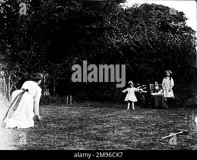 La famille Malby (femmes et enfants) à loisir dans son jardin à Woodford, Essex. Banque D'Images