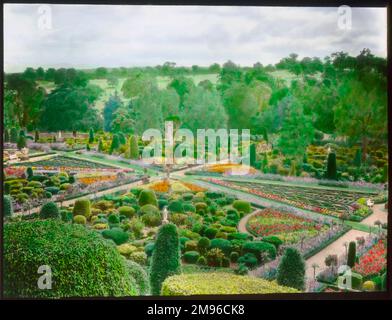 Vue sur les jardins du château de Drummond à Muthill, près de Crieff, Écosse. Les jardins sont formels, dans le style écossais Renaissance 17th siècle. Banque D'Images