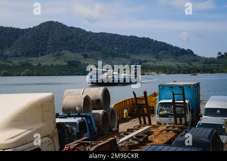 Krabi, Thaïlande. 22 novembre 2022. Deux ferries à destination de l'île Ko Lanta à Krabi, en Thaïlande, avec camions et voitures à bord Banque D'Images