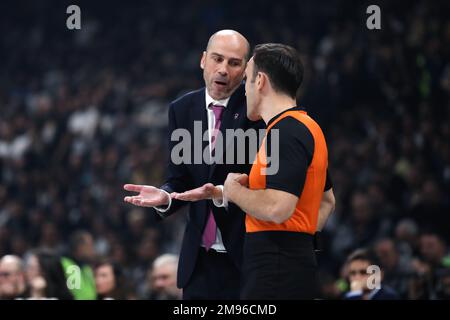 Belgrade, Serbie, 13 janvier 2023. L'entraîneur en chef Joan Penarroya de Cazoo Baskonia Vitoria Gasteiz parle à l'arbitre lors du match Euroligue 2022/2023 de Turkish Airlines entre Partizan Mozzart Bet Belgrade et Cazoo Baskonia Vitoria Gasteiz à Stark Arena à Belgrade, Serbie. 13 janvier 2023. Crédit : Nikola Krstic/Alay Banque D'Images