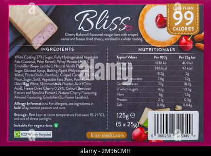 Liste des ingrédients alimentaires au dos du paquet de barres de fouet au chocolat blanc Bliss et à la cerise bakewell - étiquette d'emballage d'étiquetage des aliments Banque D'Images