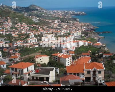 Vue de Camara de Lobos, avec Sao Martinho au loin, comme vu de la haute falaise de Cabo Girao, près de Funchal, Madère. Banque D'Images