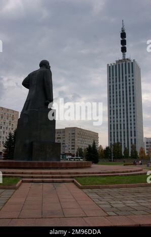 Russie, Arkhangelsk (Archange). Statue de Lénine sur la place Lénine. Le grand bâtiment de télévision peut être vu en arrière-plan. Banque D'Images