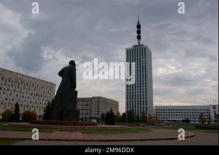 Russie, Arkhangelsk (Archange). Statue de Lénine sur la place Lénine. Le grand bâtiment de télévision peut être vu en arrière-plan. Banque D'Images