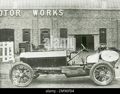 L48, la première voiture de course à six cylindres, à l'extérieur du nouveau moteur Napier Acton Banque D'Images