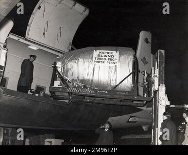 Napier Eland turbopropulseur d'être chargés à bord d'un aéronef à l'aéroport de Heathrow Banque D'Images