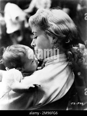 JANET LEIGH 1956 sur le set Candid avec son premier enfant avec son mari TONY CURTIS fille KELLY CURTIS publicité pour Universal International Pictures (UI) Banque D'Images