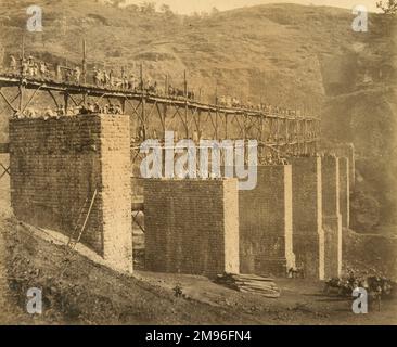 Viaduc, avec l'échafaudage temporaire ; bouche de Tunnel no 8 à 3 1/4 miles Banque D'Images