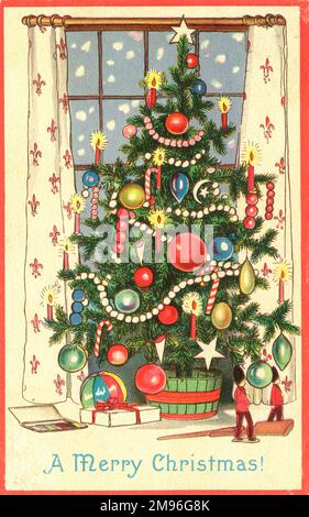Un arbre de Noël joliment décoré, orné de boules aux couleurs vives et de bougies rouges. Banque D'Images