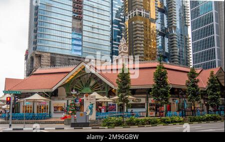 Lau Pa Sat Hawker Centre et tours résidentielles et de bureaux de grande hauteur de Singapour Banque D'Images